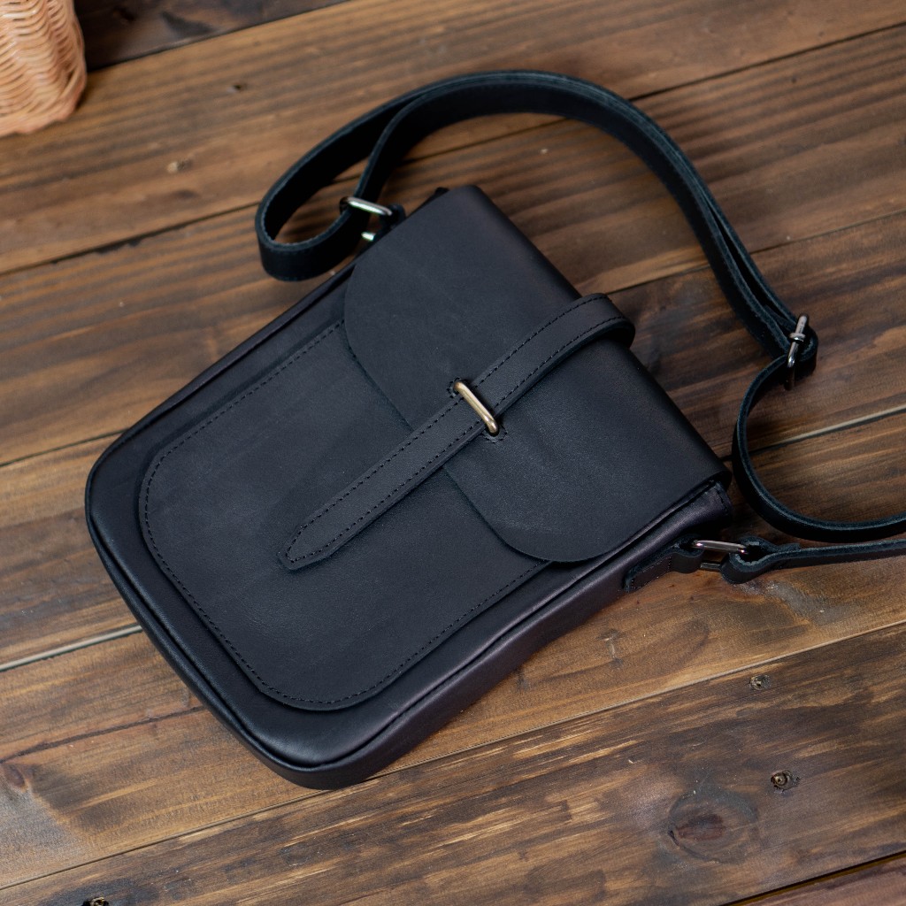Túi da bò đeo chéo 6in phong cách tối giản, quai gài nắp vintage Manuk Leather