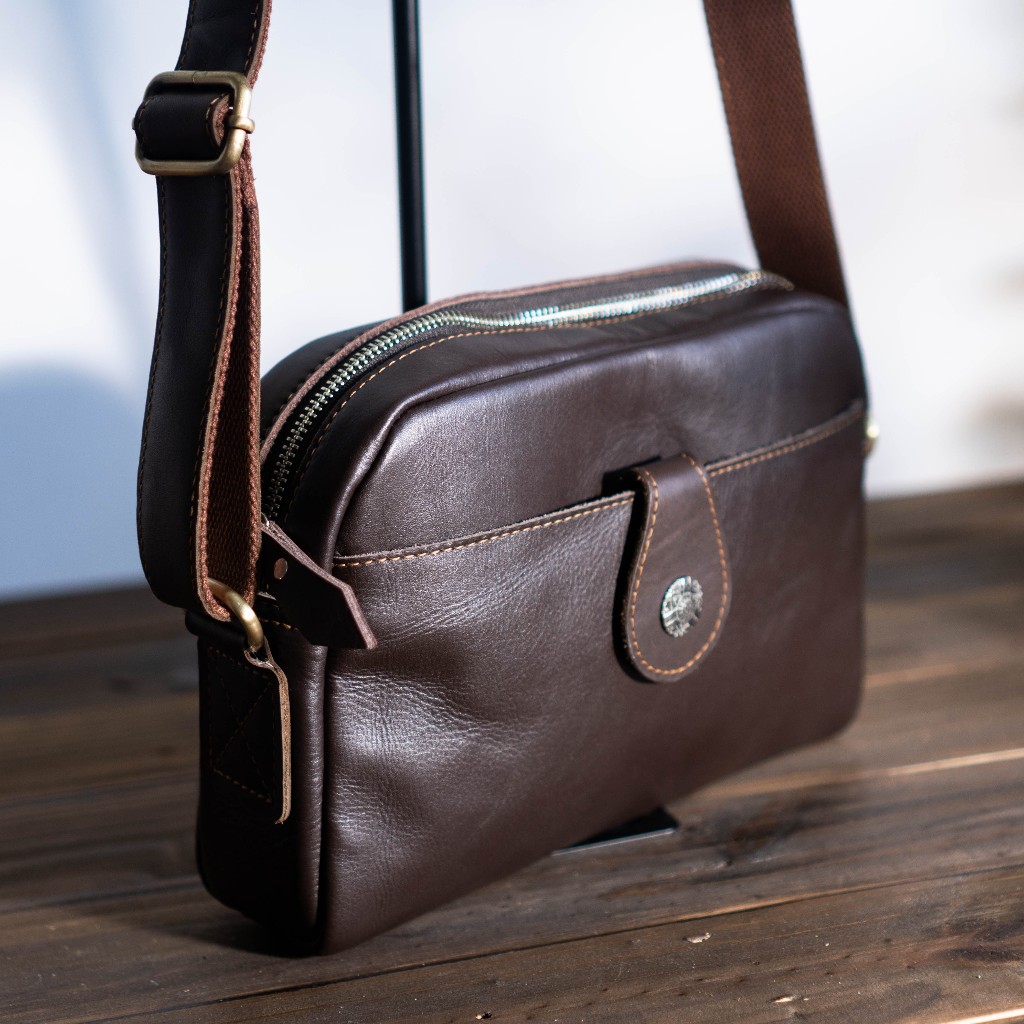 Túi đeo chéo nam vintage DOC BAG Manuk Leather phối nút hoa văn cổ điển