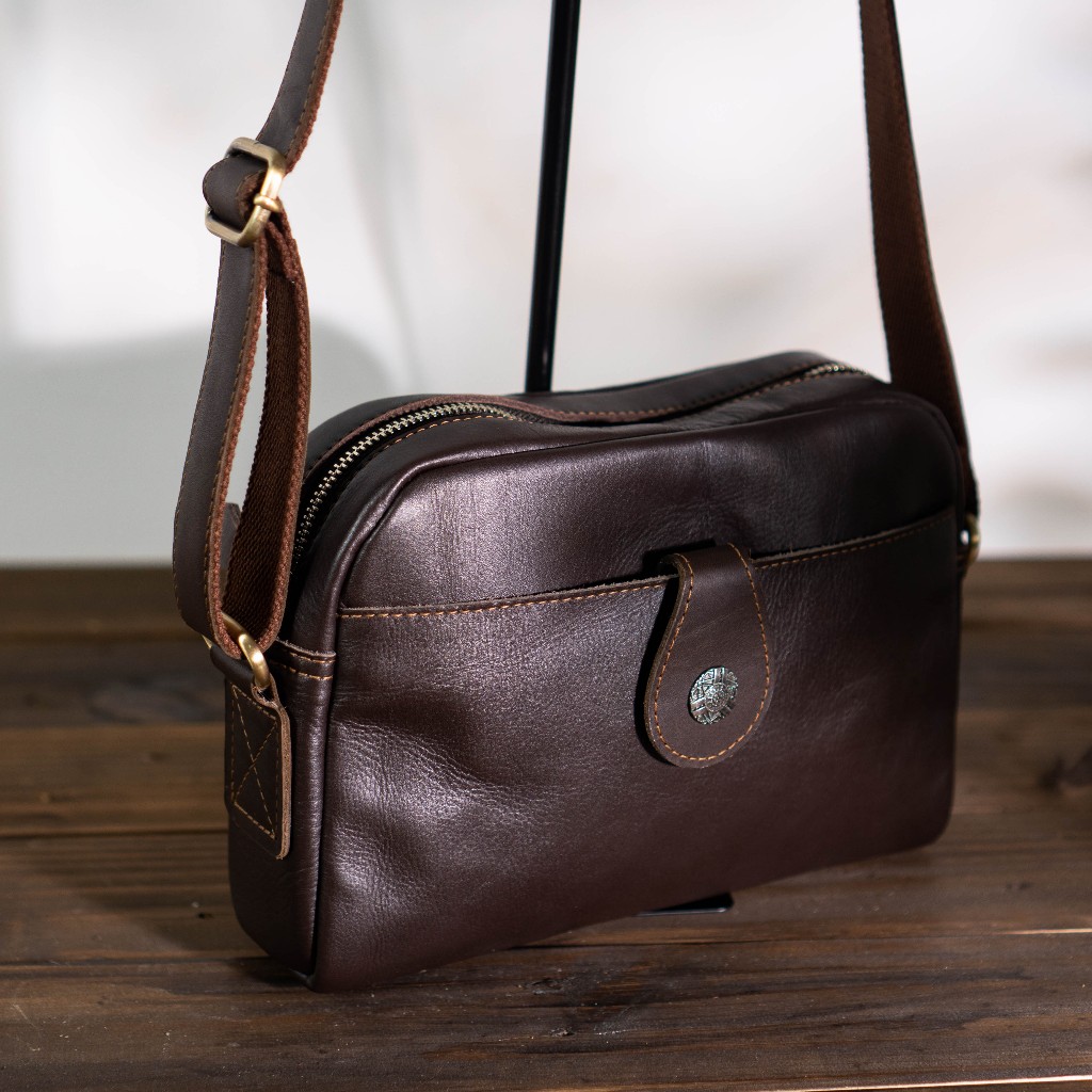 Túi đeo chéo nam vintage DOC BAG Manuk Leather phối nút hoa văn cổ điển