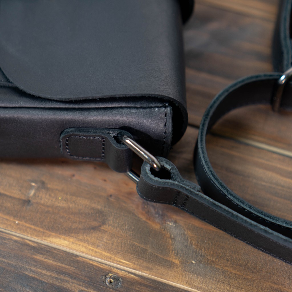 Túi da bò đeo chéo 6in phong cách tối giản, quai gài nắp vintage Manuk Leather