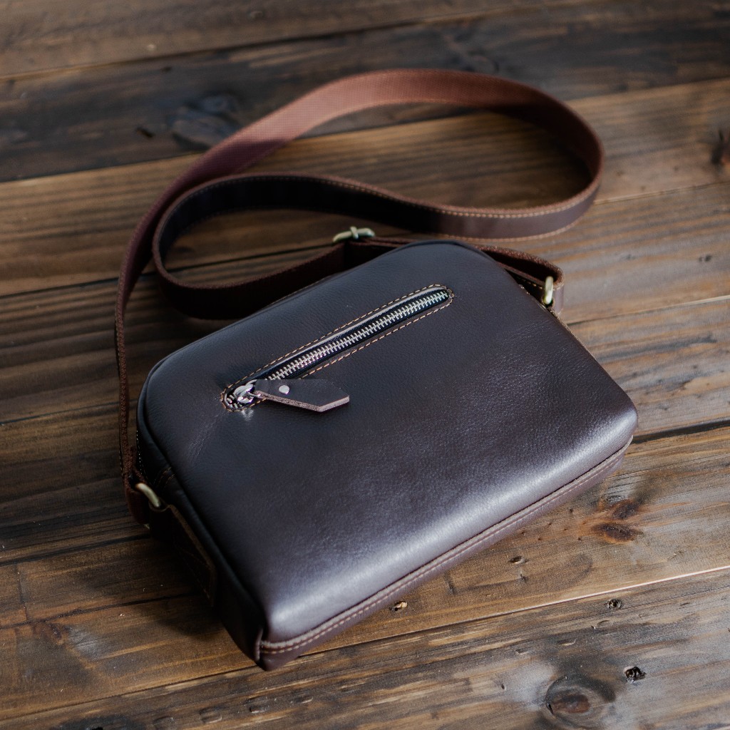 Túi đeo chéo nam vintage DOC BAG Manuk Leather phối nút hoa văn cổ điển