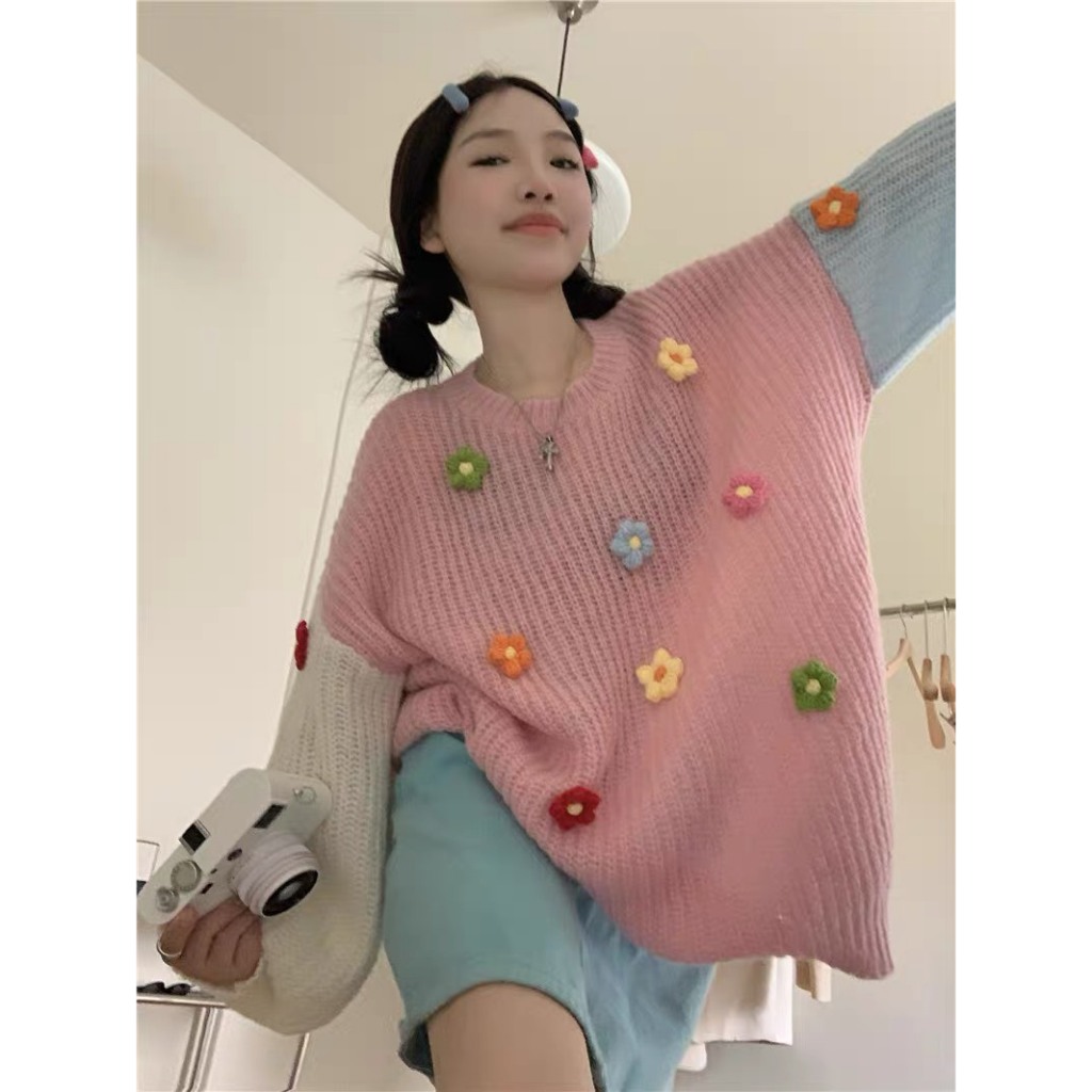 (HÀNG SẴN) Áo len màu hồng phối tay màu trắng và xanh họa tiết hoa nổi
