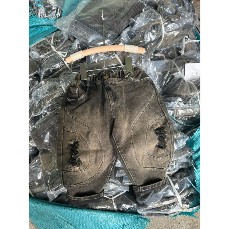 Quần bò khói mài rách cho bé