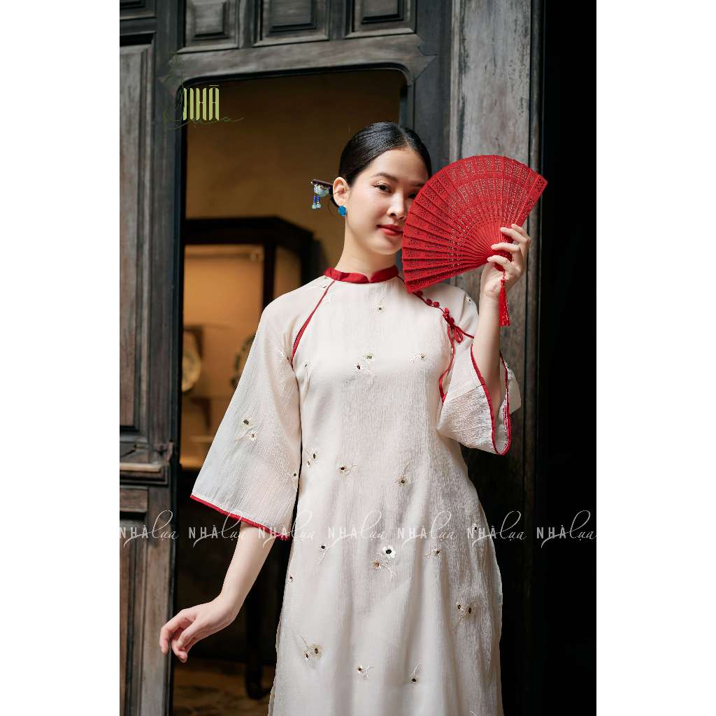 Áo dài cách tân nữ Tuệ Cát Nhà Lụa thiết kế quần dài ống suông trắng kem thêu hoa sang trọng ngày Tết du xuân 2024
