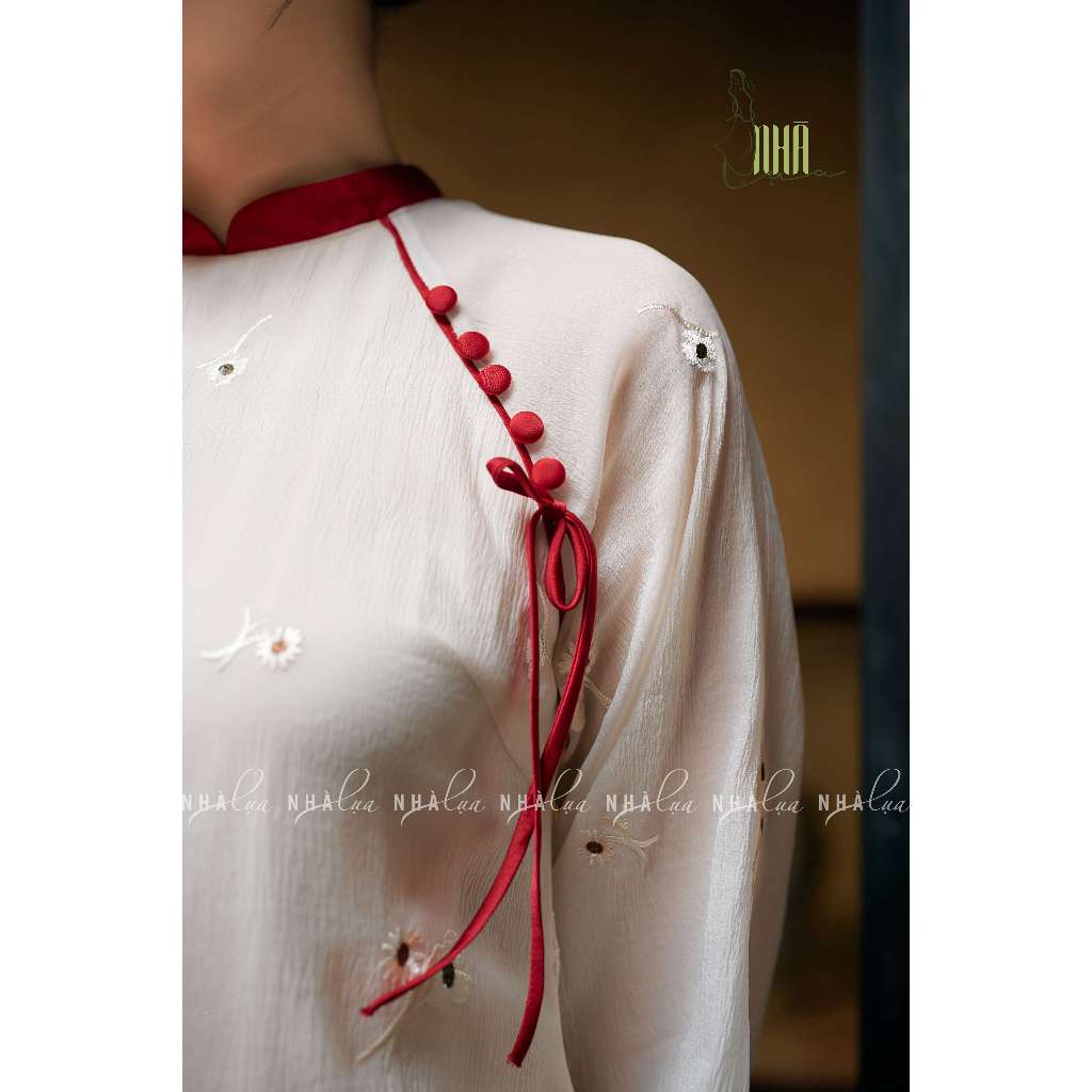 Áo dài cách tân nữ Tuệ Cát Nhà Lụa thiết kế quần dài ống suông trắng kem thêu hoa sang trọng ngày Tết du xuân 2024