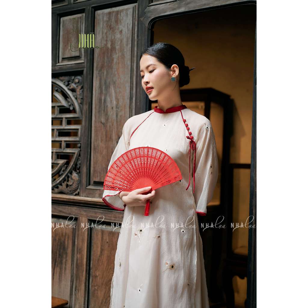 Áo dài cách tân nữ Tuệ Cát Nhà Lụa thiết kế quần dài ống suông trắng kem thêu hoa sang trọng ngày Tết du xuân 2024