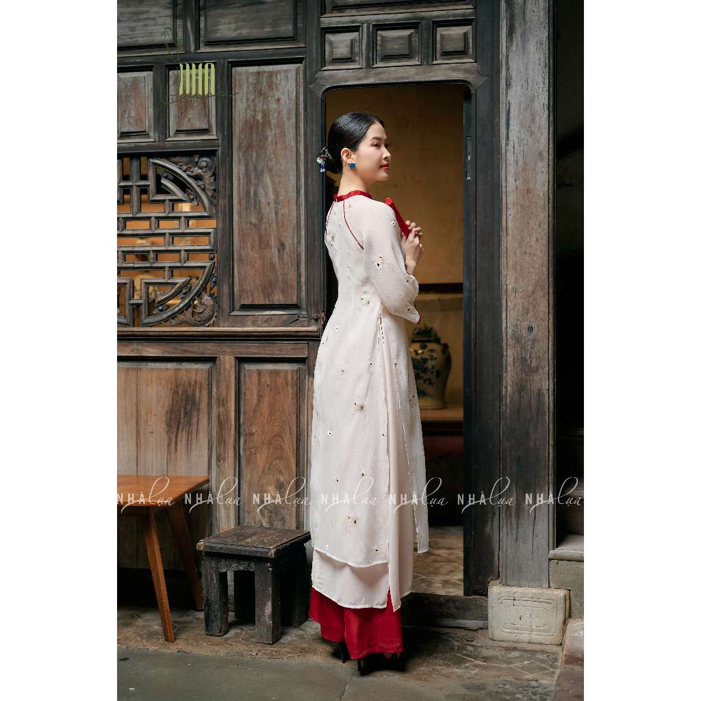Áo dài cách tân nữ Tuệ Cát Nhà Lụa thiết kế quần dài ống suông trắng kem thêu hoa sang trọng ngày Tết du xuân 2024