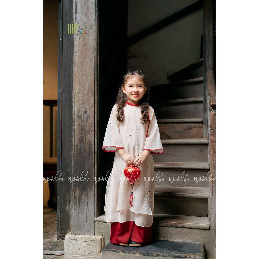 Áo dài cách tân nữ Tuệ Cát Nhà Lụa thiết kế quần dài ống suông trắng kem thêu hoa sang trọng ngày Tết du xuân 2024