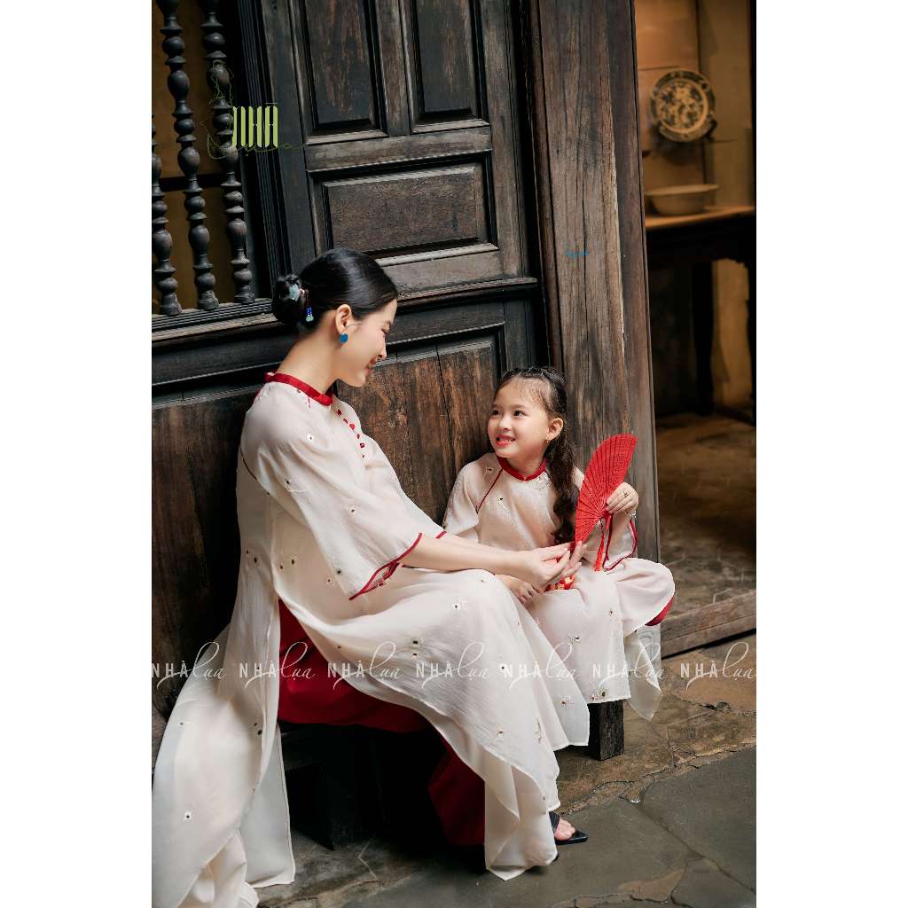 Áo dài cách tân nữ Tuệ Cát Nhà Lụa thiết kế quần dài ống suông trắng kem thêu hoa sang trọng ngày Tết du xuân 2024