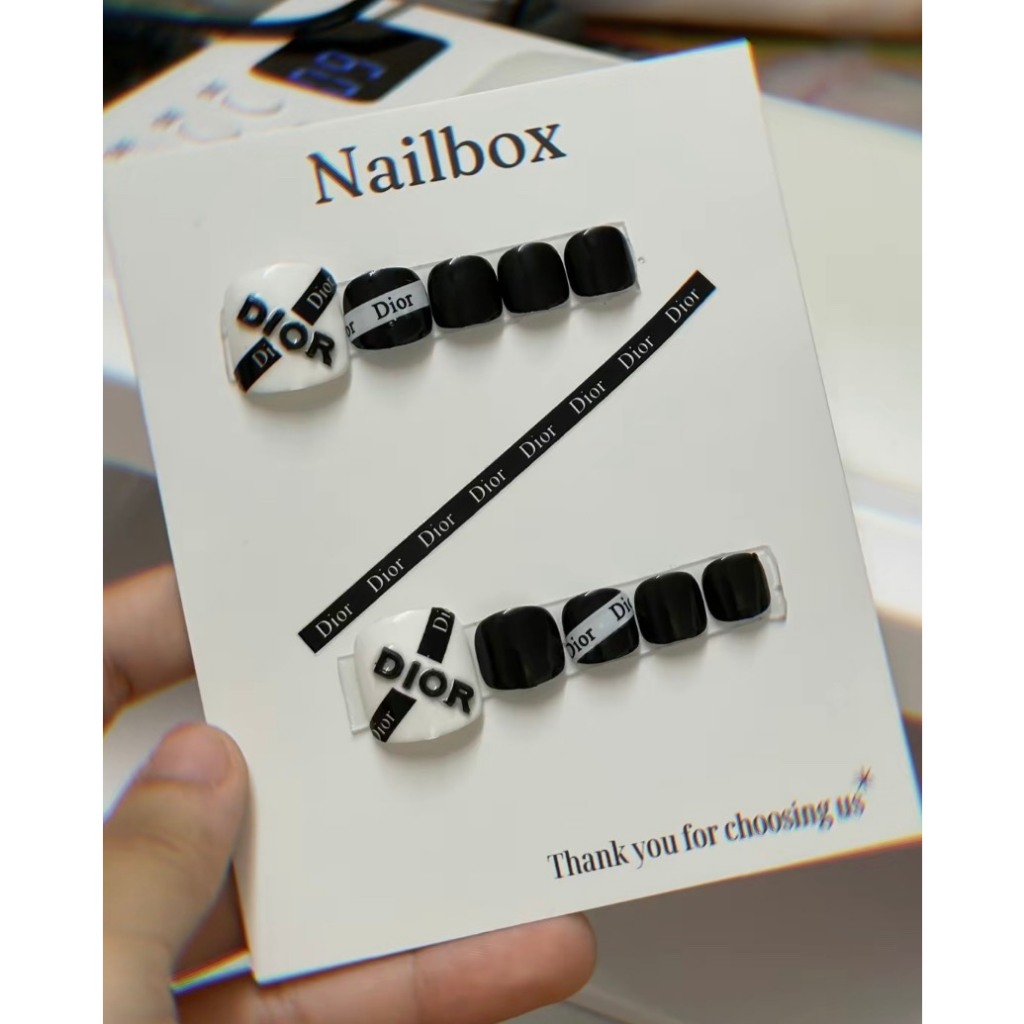 Mẫu nail chân DIOR tone trắng đen ( tặng keo+dũa)