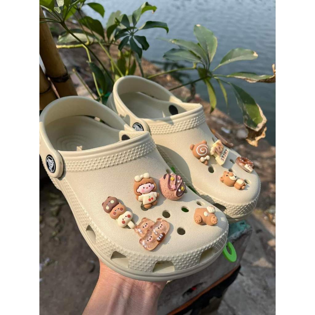Sục Crocs Trơn Classic Màu Be - Sục Trẻ Em -Tặng Kèm Charm Jibits