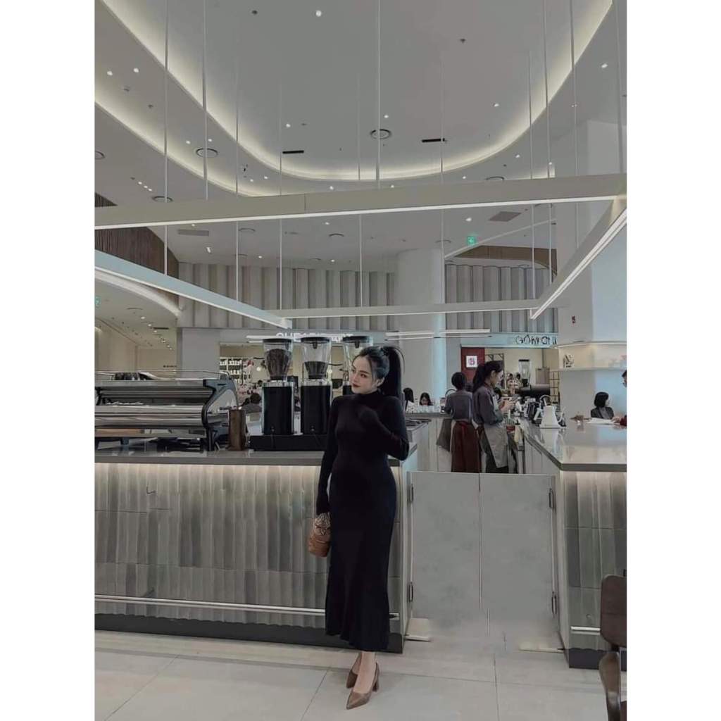 Váy trơn đen xòe