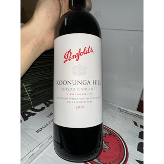 VANG ĐỎ Penfolds Koonunga Hill Shiraz Cabernet