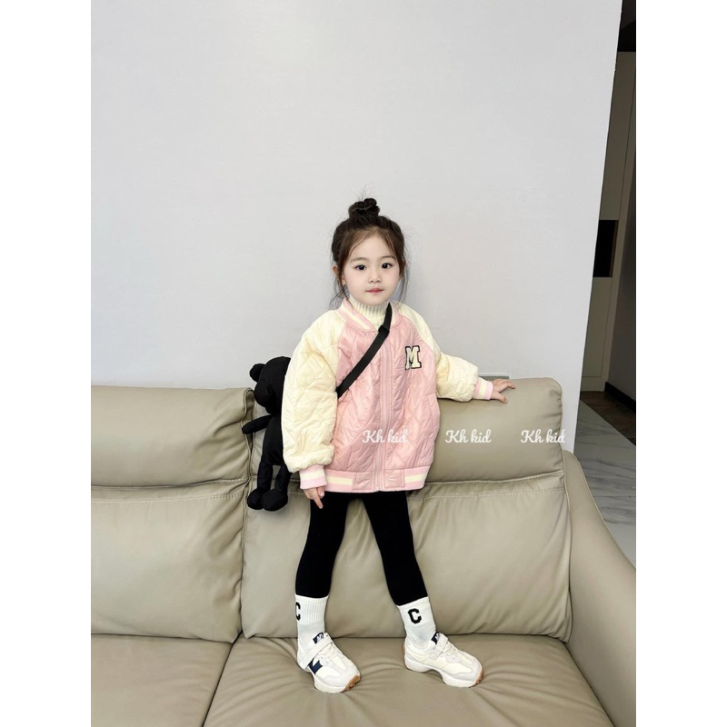 Áo phao hồng trám thêu chữ M bé gái