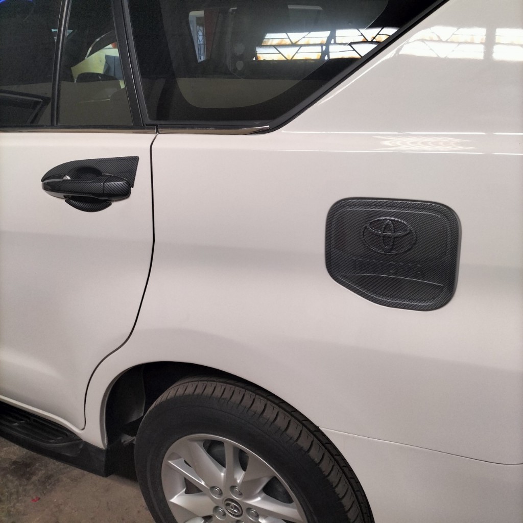 Ốp nắp bình xăng  Toyota Innova 2017-2022