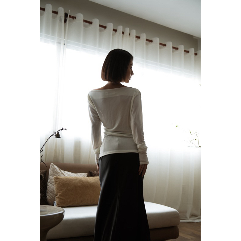 Áo lệch vai tay dài nhúng eo