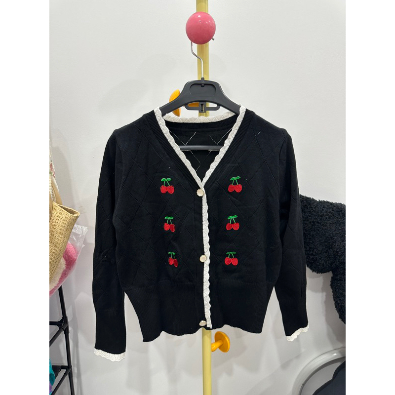 Áo len cardigan hoạ tiết trái cherry