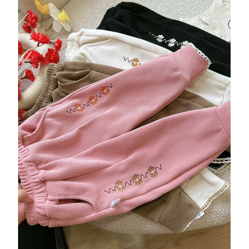 Quần nhung thêu dải hoa bé gái