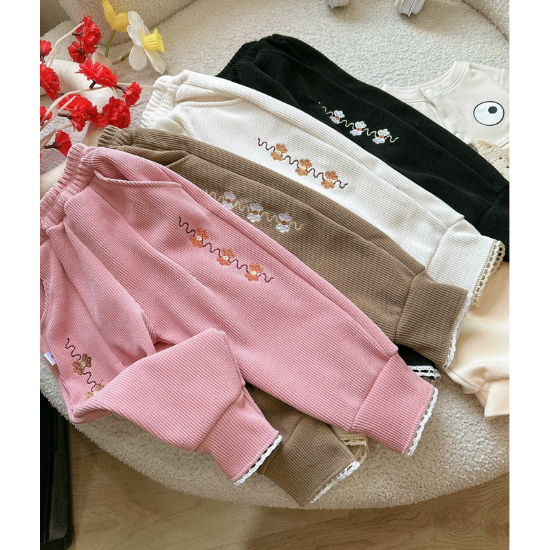 Quần nhung thêu dải hoa bé gái