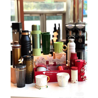 Ly starbucks bst vàng đen cuối năm 2023 .