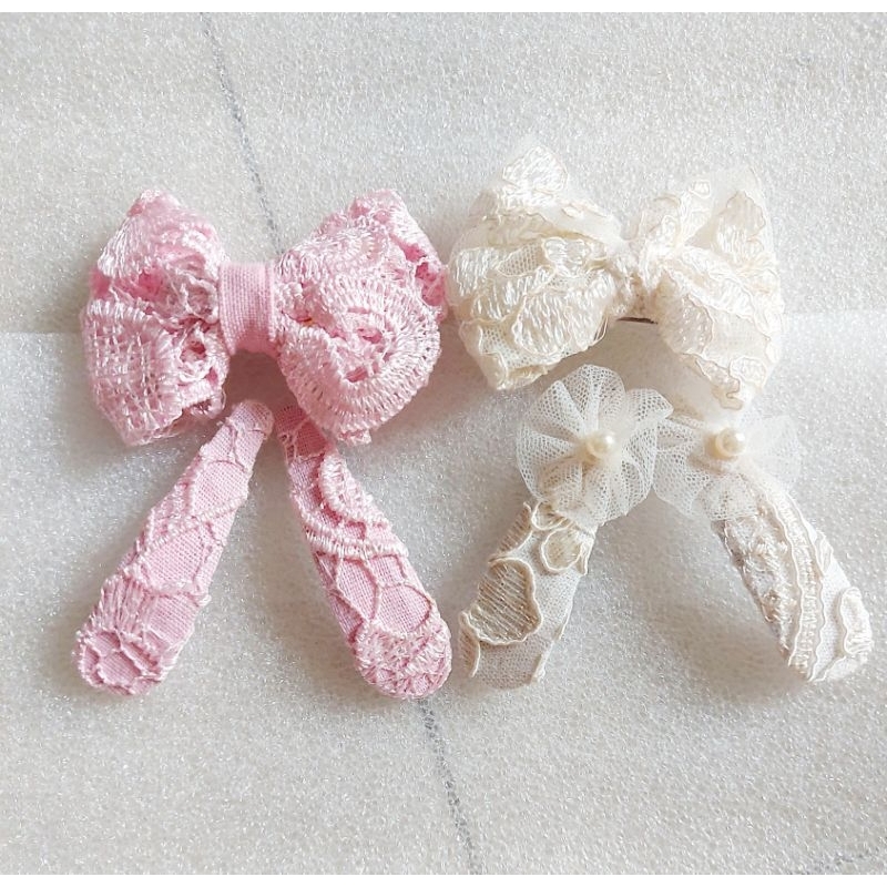 Set kẹp tóc vải ren cho bé.