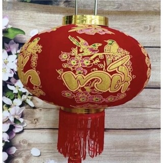 Lồng đèn bằng vải nhung treo cổng ngày Tết ngày hội 2024