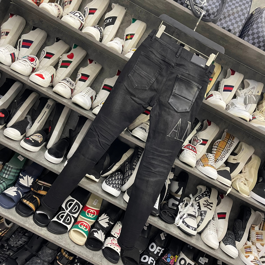 Quần Jean Skinny Amiri Nam Likeauth Wash Đen Mài Thêu Chữ Đùi Phối Rách Xù Vá Da Đen Mix Túi Sau Da Hottrend 2023