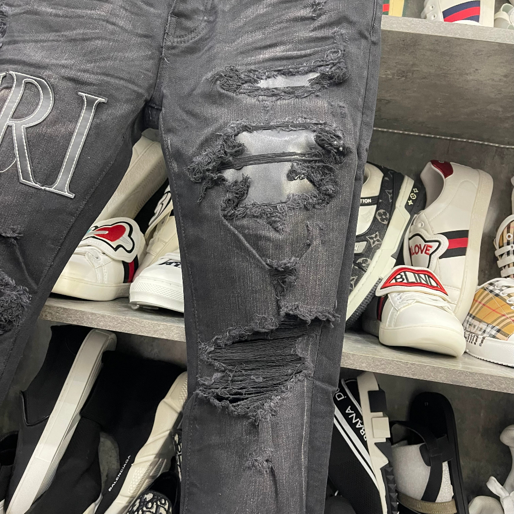 Quần Jean Skinny Amiri Nam Likeauth Wash Đen Mài Thêu Chữ Đùi Phối Rách Xù Vá Da Đen Mix Túi Sau Da Hottrend 2023