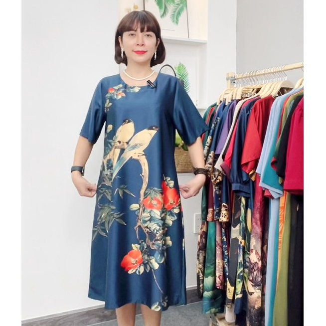 Đầm Thiết Kế MAI THY, Mẫu Váy Trung Niên Nữ Sang Trọng Cho Mẹ Đi Tiệc Cổ Tròn Ngắn Tay Chất Lụa Latinh In 3D Trang Nhã