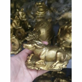 Tượng trâu đồng vàng đặt bàn