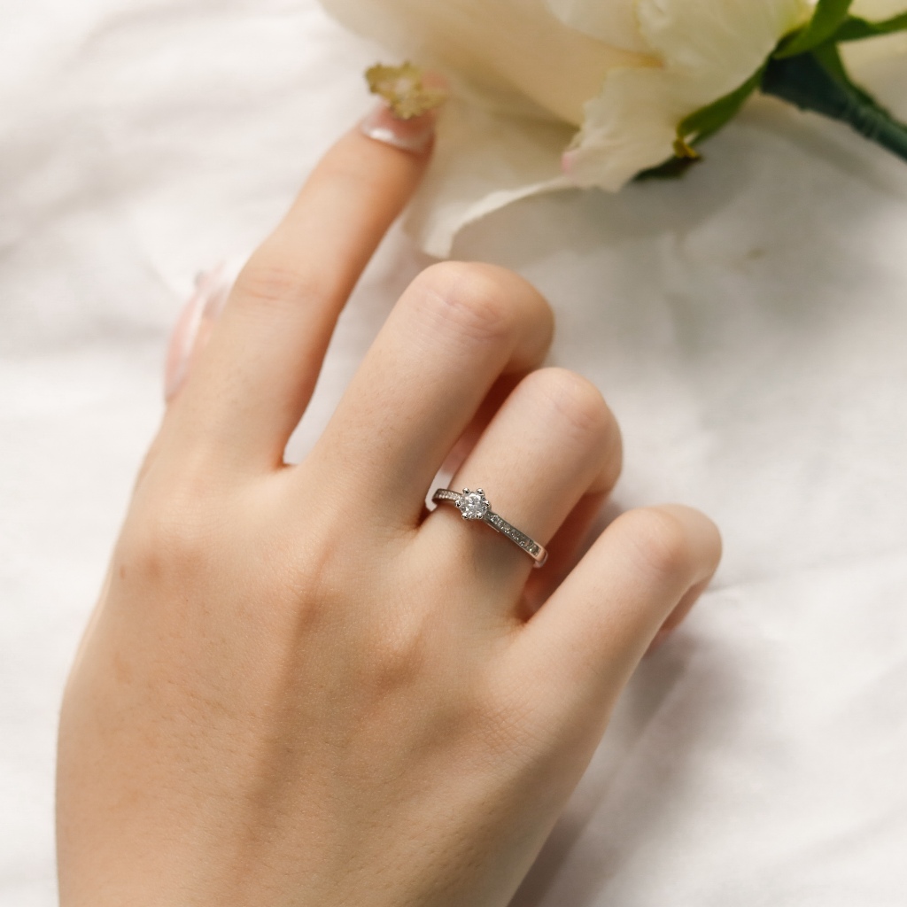 Nhẫn nữ kim cương Moissanite bạc xi bạch kim 4 ly kiểm định GRA LAVESTA KC90 thanh lịch, tinh tế