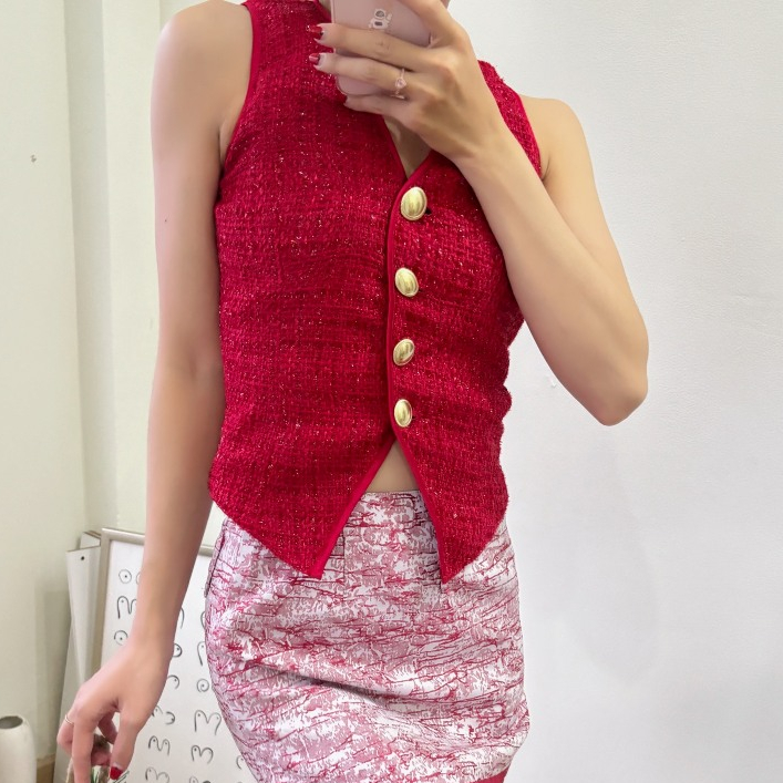 𝐁𝐞́𝐚𝐬𝐢𝐜 𝐒𝐭𝐮𝐝𝐢𝐨_Áo gile tweed bố nữ đỏ nhũ kim tuyết sành điệu 𝐹𝑒𝑠𝑡𝑖𝑣𝑒 𝑉𝑒𝑠𝑡