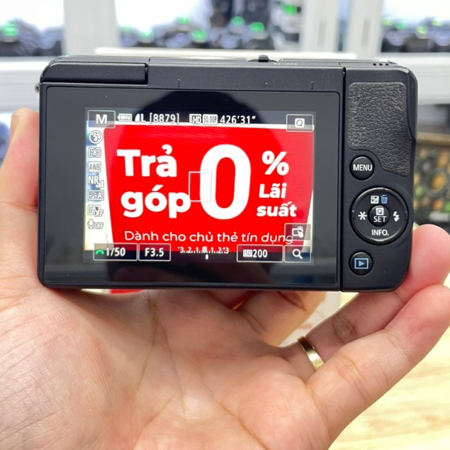 MÁY ẢNH CANON M10 + ỐNG KÍNH 15 45 IS STM ĐẸP 98%. NGUYÊN TEM CHÍNH HÃNG CANON LBM.  MÀN HÌNH CẢM ỨNG , LẬT SELFIE ,WIFI