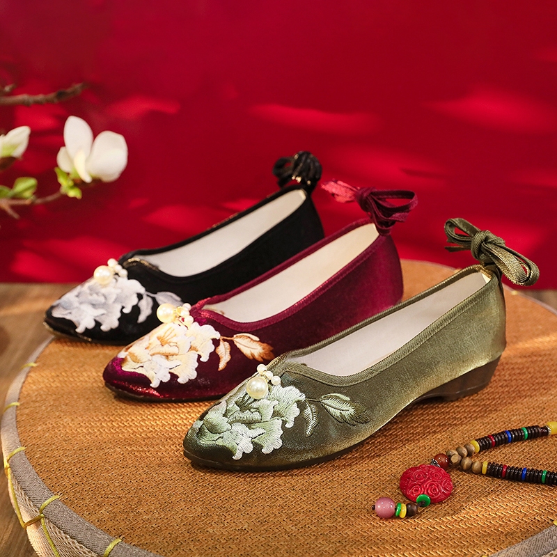 Giày thêu hoa đính ngọc cột dây GT052