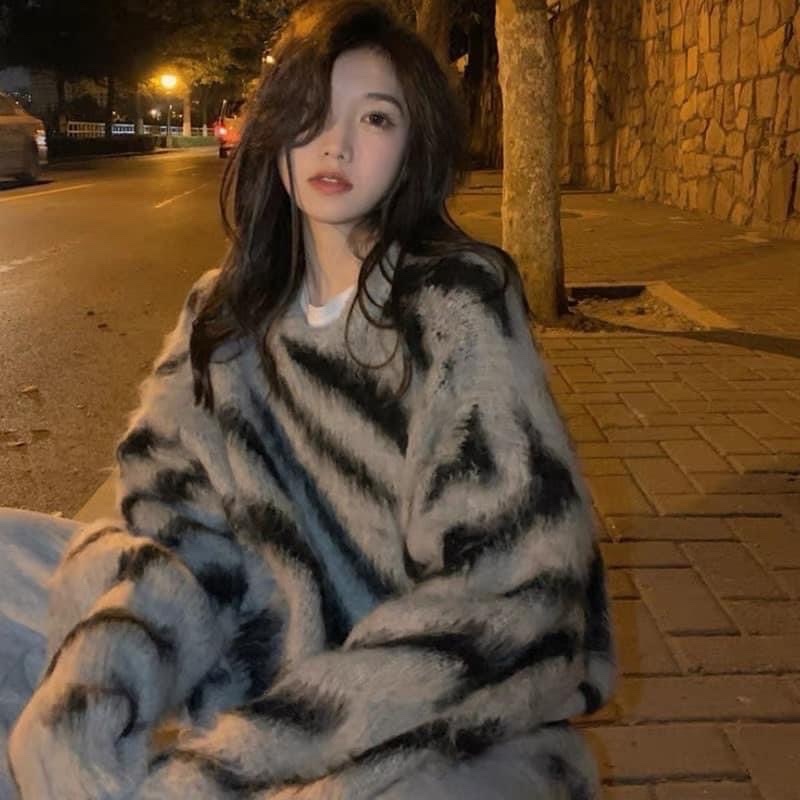 Áo sweater  from oversized phối sọc đen lông dành cho nam nữ