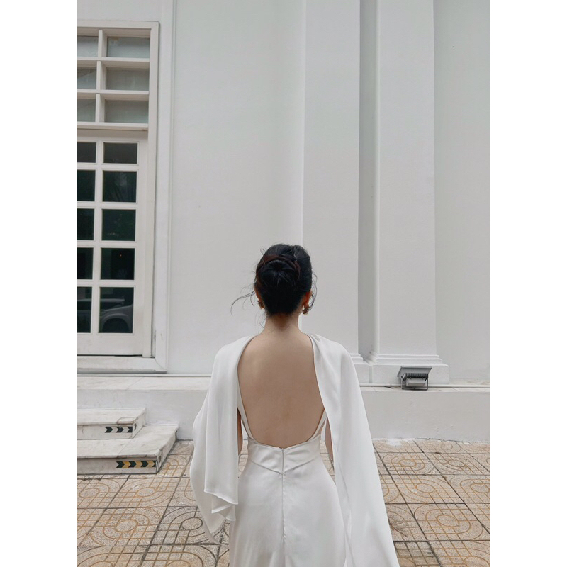 Đầm lụa cổ V sâu kèm khăn choàng có mút