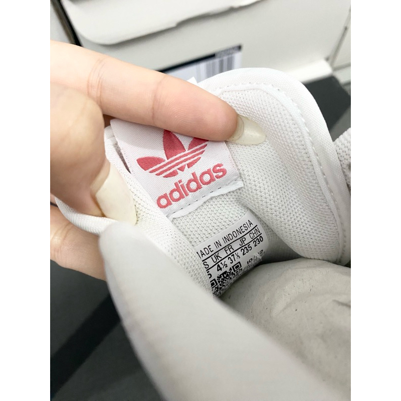 Giày Adidas full box, có mail mua hàng. Hàng có sẵn, bay size nhanh nên các ace chốt nhanh ạ