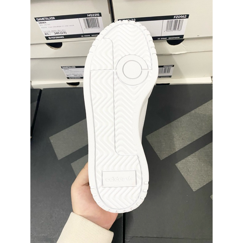 Giày Adidas full box, có mail mua hàng. Hàng có sẵn, bay size nhanh nên các ace chốt nhanh ạ