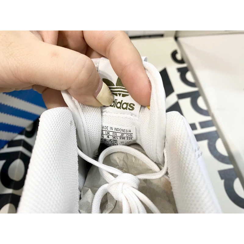 Giày Adidas full box, có mail mua hàng. Hàng có sẵn, bay size nhanh nên các ace chốt nhanh ạ