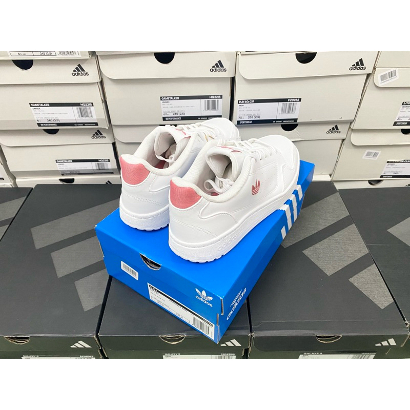 Giày Adidas full box, có mail mua hàng. Hàng có sẵn, bay size nhanh nên các ace chốt nhanh ạ