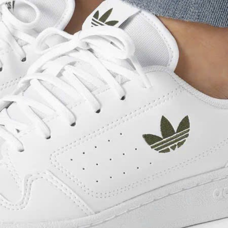 Giày Adidas full box, có mail mua hàng. Hàng có sẵn, bay size nhanh nên các ace chốt nhanh ạ