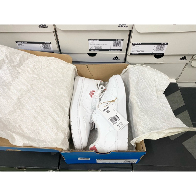 Giày Adidas full box, có mail mua hàng. Hàng có sẵn, bay size nhanh nên các ace chốt nhanh ạ