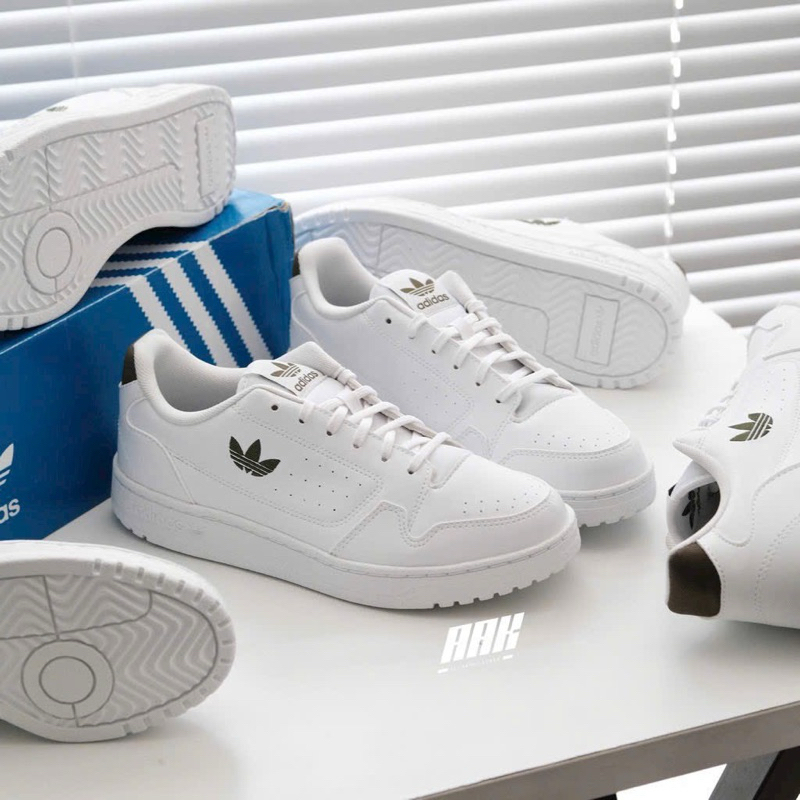 Giày Adidas full box, có mail mua hàng. Hàng có sẵn, bay size nhanh nên các ace chốt nhanh ạ