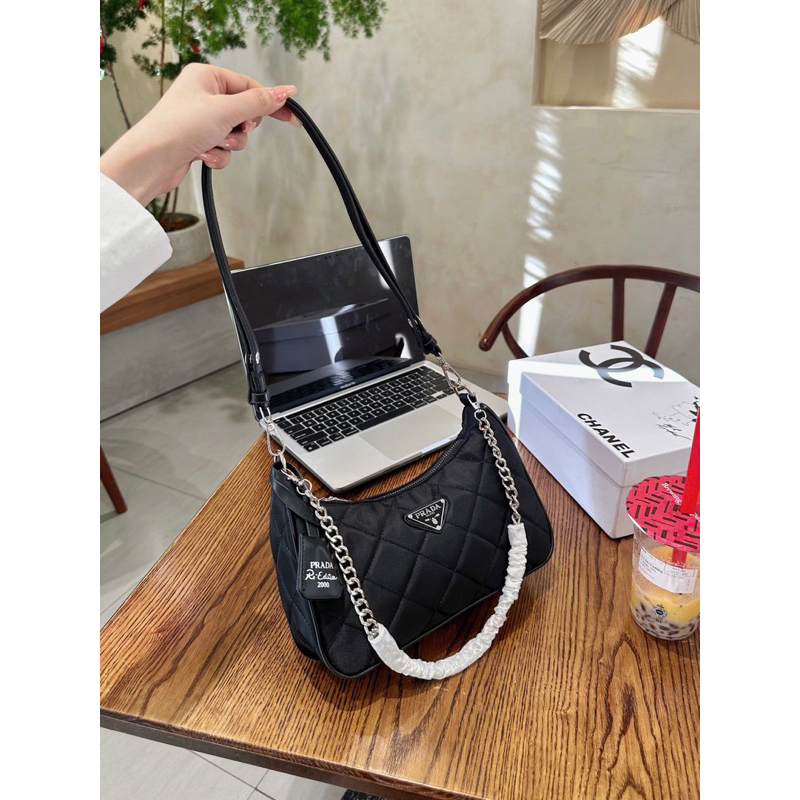 Túi kẹp nách xích prada dáng thuyền ô trám vải dù đen hồng 21cm