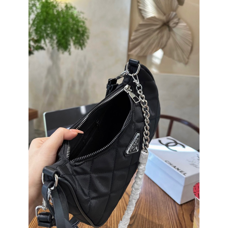 Túi kẹp nách xích prada dáng thuyền ô trám vải dù đen hồng 21cm