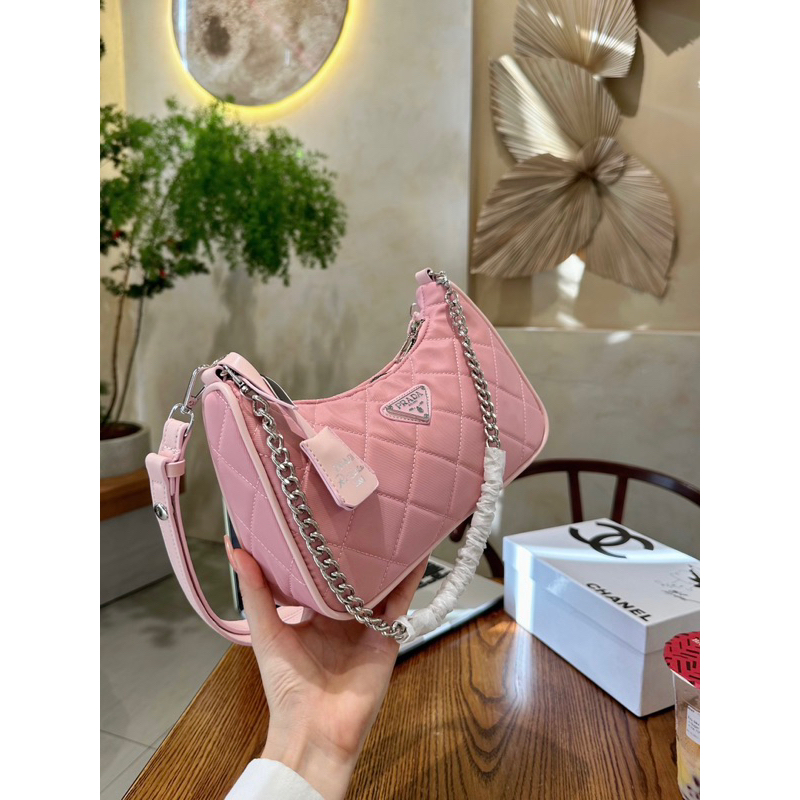 Túi kẹp nách xích prada dáng thuyền ô trám vải dù đen hồng 21cm