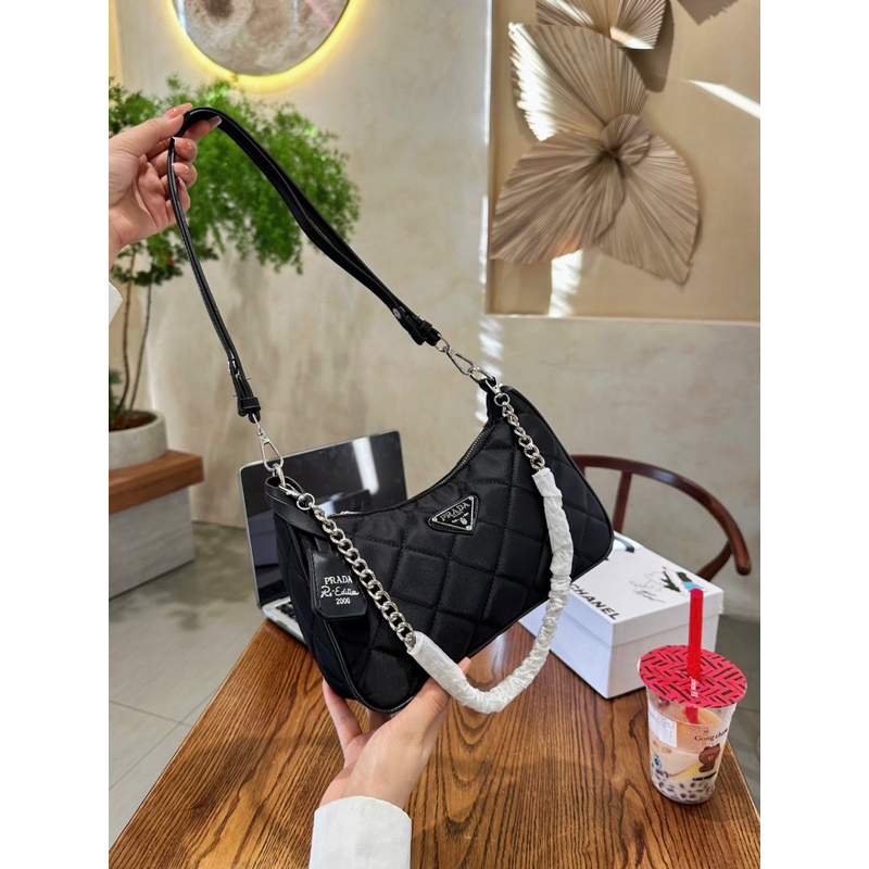 Túi kẹp nách xích prada dáng thuyền ô trám vải dù đen hồng 21cm