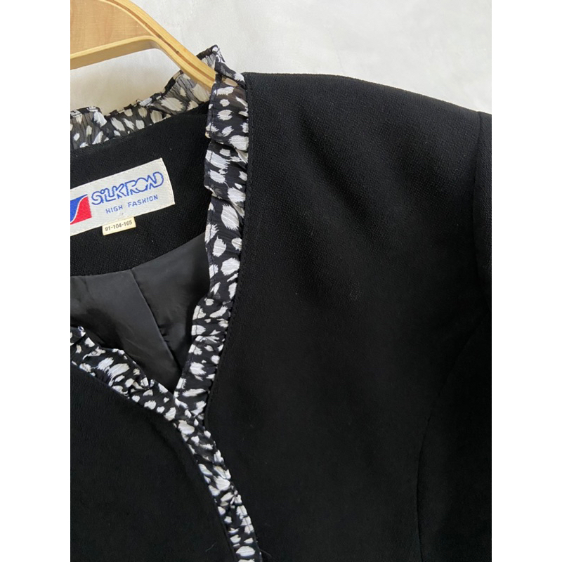 Áo khoác M477 form nhấn eo nhẹ có độn vai khoá gài viền voan hoạ tiết chất vải dày dặn 2 lớp 2hand Hàn si ảnh thật