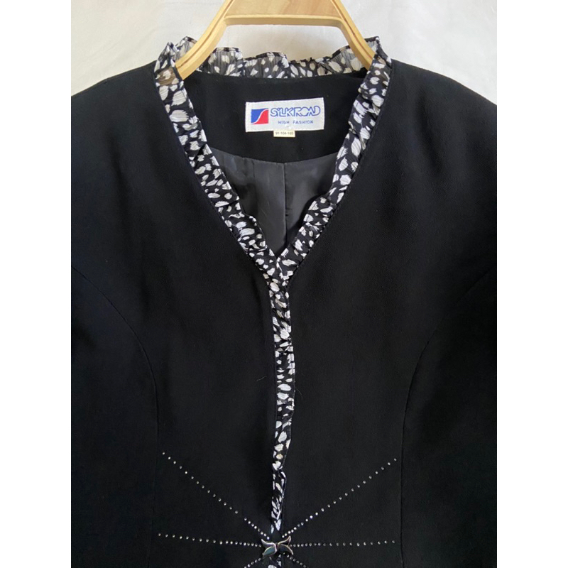 Áo khoác M477 form nhấn eo nhẹ có độn vai khoá gài viền voan hoạ tiết chất vải dày dặn 2 lớp 2hand Hàn si ảnh thật