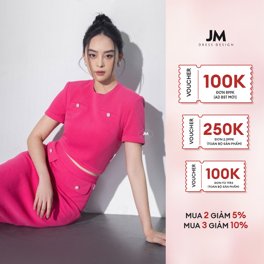 Áo thiết kế JM Dress Design cổ tròn tay ngắn 2 túi cơi giả chát liệu len có khả năng giữ ấm tốt và mềm mại 2T51.2209SP